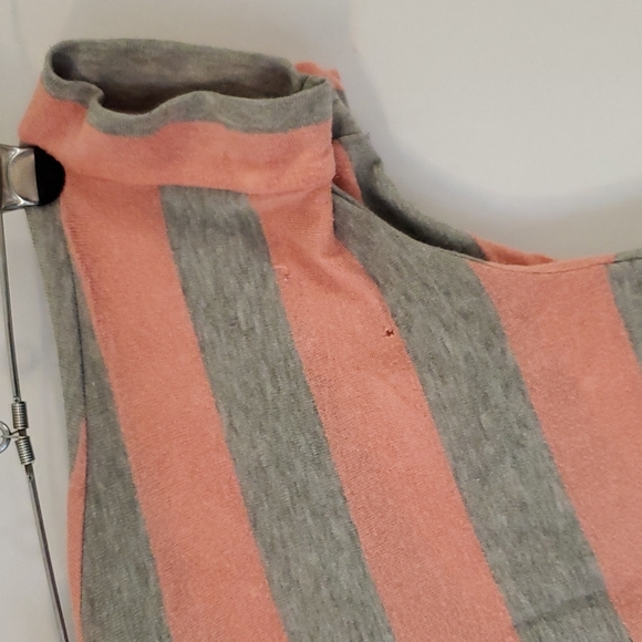 🏷 Bundle 2 for $12 🏷 Bee Stitched Women's Striped Top - Picture 3 of 4